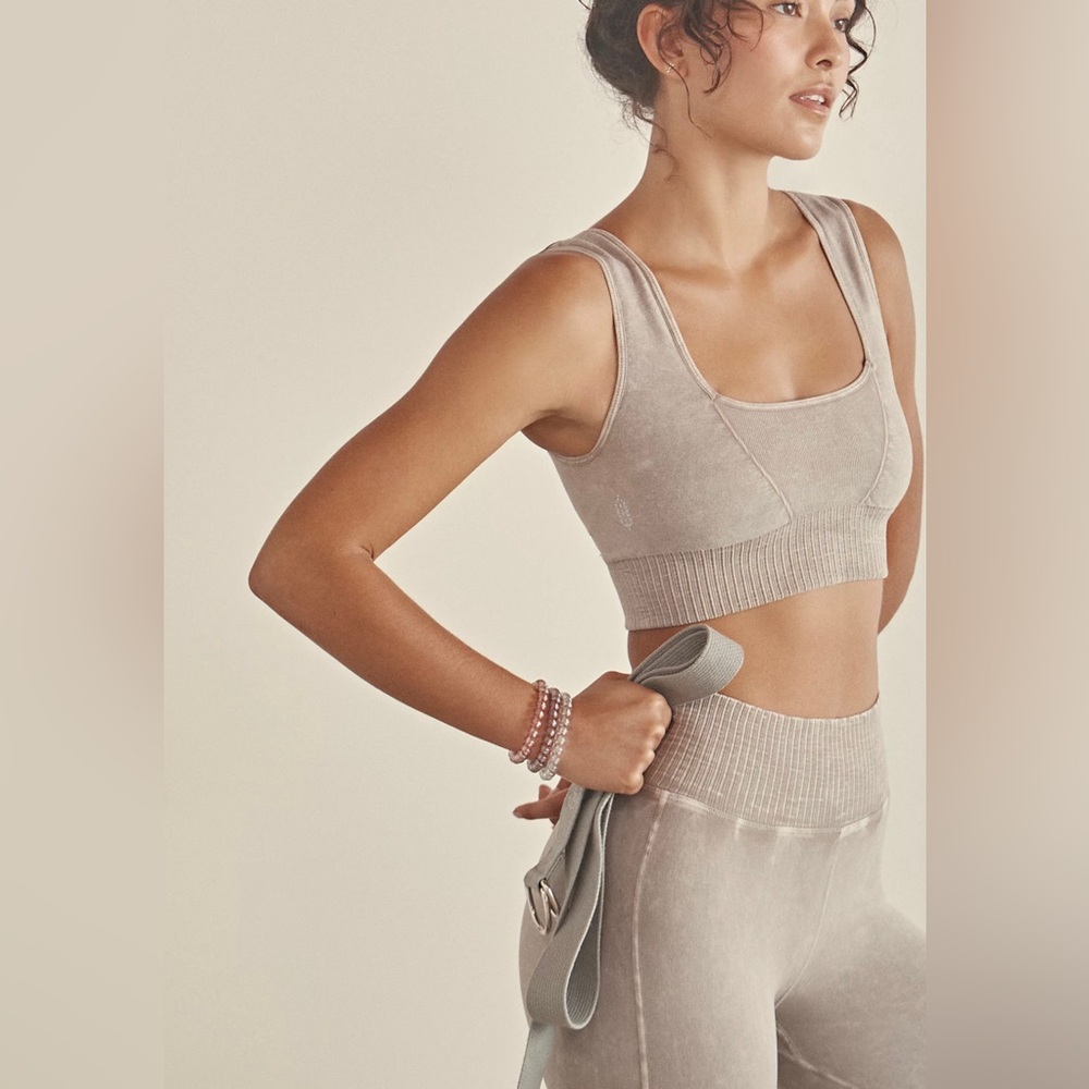 Seamless Ribbed Crop Tank - Picture 2 of 7